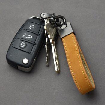 Car key holder key rings keychain hand leather horseshoe buckle keychain car keyring gift auto accessory for men car key chains