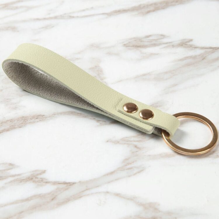 Wholesale logo custom handmade plain keyholder metal rivet car leather keychain promotional gift leather keychain custom keyring