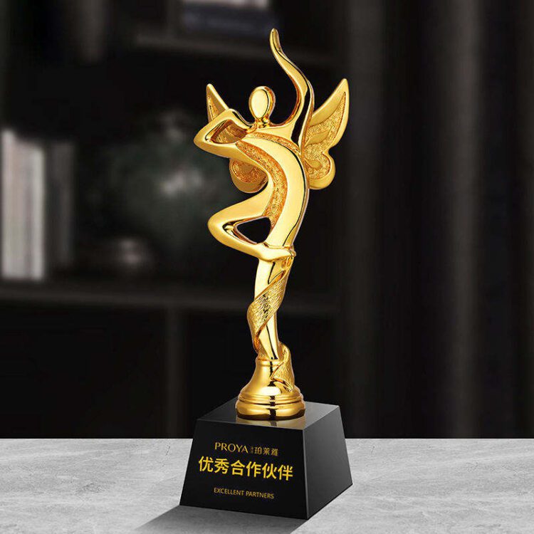 Custom logo resin crystal trophy creative resin gold plated award trophy with black glass crystal base