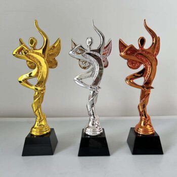 Custom logo resin crystal trophy creative resin gold plated award trophy with black glass crystal base