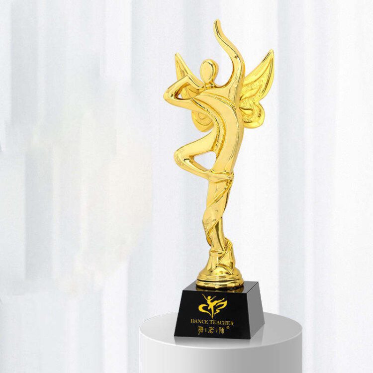 Custom logo resin crystal trophy creative resin gold plated award trophy with black glass crystal base