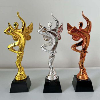 Custom logo resin crystal trophy creative resin gold plated award trophy with black glass crystal base